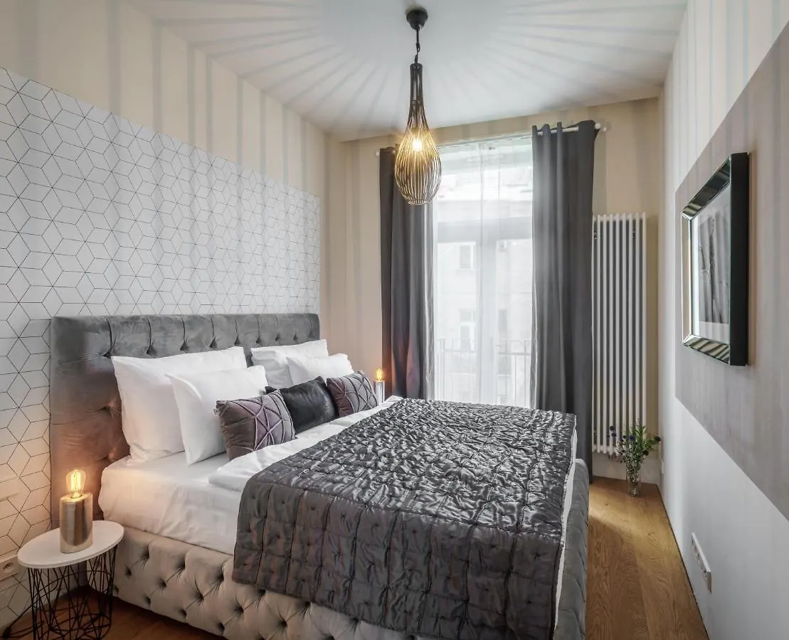 Mn6 Luxury Suites By Adrez Praga
