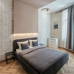 https://3-bedrooms-bright-flat-in-the-heart-of-the-city-with.inbudapesthotels.com
